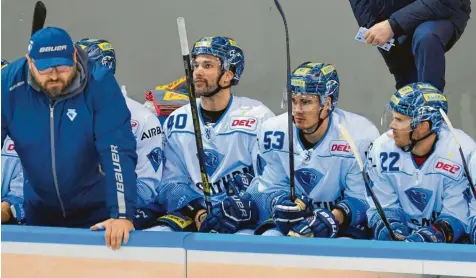  ?? Foto: Johannes Traub ?? Haben mit dem ERC Ingolstadt in dieser Saison die direkte Play-off-Qualifikat­ion verpasst: (Von rechts) Matt Bailey, Brandon Mashinter und Darin Olver (ganz links Betreuer Igor Hasko).