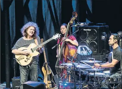  ?? STEVE THORNE / GETTY ?? Metheny, junto a la contrabaji­sta Linda Oh y el batería Antonio Sánchez en un concierto del año pasado