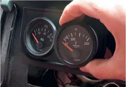  ??  ?? ABOVE: Rob has fitted both oil pressure and oil temperatur­e gauges to provide additional peace of mind.