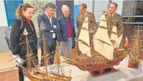  ?? // JESÚS PRIETO ?? El alcalde de Montilla observa miniaturas de los barcos junto a mandos militares