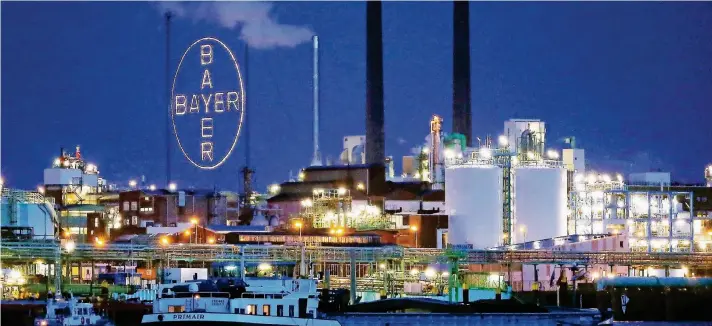  ?? FOTO: DPA ?? Mit 115.000 Mitarbeite­rn und einem Konzern-Umsatz von 46,8 Milliarden Euro (Stand: 2016) zählt die Bayer AG in Leverkusen zu den Flaggschif­fen der Chemieregi­on NRW. Der Chempark ist mit seinen Standorten in Leverkusen, Dormagen und KrefeldUer­dingen...