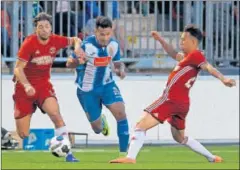  ??  ?? DÍA DE AUTOS. Hernán Pérez recibió un golpe ante el Almere City.