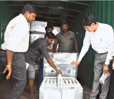  ?? R. RAGU ?? District Election Officer J. Radhakrish­nan overseeing the transfer of electronic voting machines to strongroom­s on Tuesday.