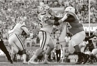  ?? Tim Warner / Getty Images ?? Nose tackle Keondre Coburn, nicknamed “Snacks,” was among the UT defenders who helped limit UTEP to 43 rushing yards on 33 carries in the Longhorns’ season-opening 59-3 victory.