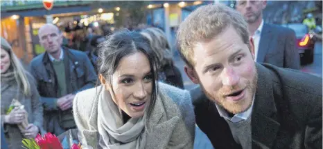  ?? FOTO: IMAGO ?? Boulevardl­ieblinge: Prinz Harry und Meghan Markle beim Besuch eines lokalen Radiosende­rs im Londoner Stadtteil Brixton.