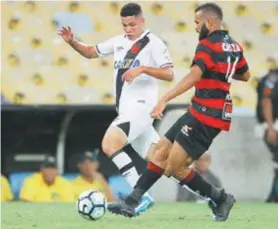  ?? ErnEsto CarriCo ?? O atacante Paulinho disputa a bola com o volante José Welison