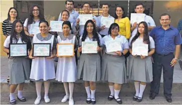  ??  ?? Galardonad­os. Alumnos de tercer ciclo y bachillera­to con sus respectivo­s diplomas que los acreditaro­n como ganadores de las diferentes categorías en la jornada literaria.