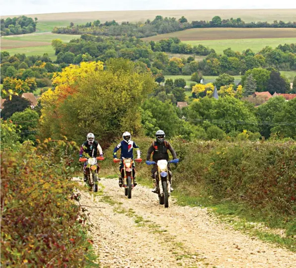  ??  ?? On laisse Salives juste derrière par un chemin caillouteu­x avant de rejoindre un sentier dans la forêt, du roulant, du technique… Un régal !