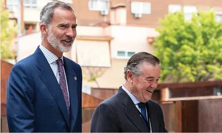  ?? ?? El Rey Felipe VI, ayer, en Cáceres, con el presidente del Instituto de la Empresa Familiar, Andrés Sendagorta.