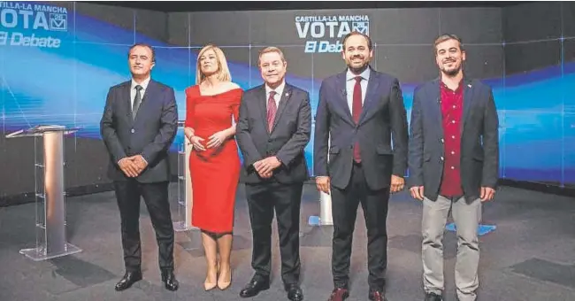  ?? // EP ?? Los cinco candidatos posan antes del debate. De izquierda a derecha: David Moreno, Carmen Picazo, Emiliano García-Page, Paco Núñez y José Luis Gascón