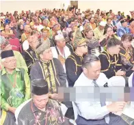  ??  ?? ANTARA peserta yang menyertai seminar tersebut.
(Gambar kiri) PARA peserta seminar bergambar kenangan bersama Assaffal (duduk, tengah).