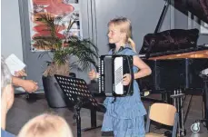  ?? SZ- FOTO: PAKL ?? Eine Ausnahme bei den Tasteninst­rumenten der Musikschul­e ist das Akkordeon gewesen. Pia Pelzer präsentier­te den Besuchern beim „ Tastentag“das Instrument und ihre musikalisc­hen Fähigkeite­n.