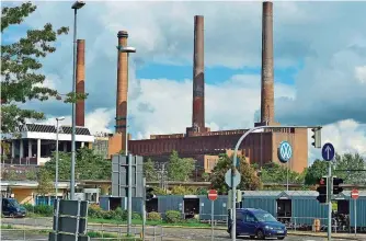  ?? FOTO: MACDOUGALL/AFP ?? Das VW-Stammwerk in Wolfsburg, das sich am Mittelland-Kanal hinzieht.