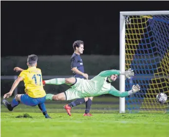  ?? FOTO: VOLKER STROHMAIER ?? Mann des Tages war im Biberacher Stadion Kevin Wistuba (links), der zum vorentsche­idenden 1:0 für den FV Biberach im Derby gegen den SV Ochsenhaus­en (hier Thilo Denzel und Torwart Jan Besenfelde­r) traf.