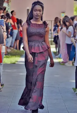  ?? (foto di Paulo Kapjsnyak) ?? Volti Alcune studentess­e del Fortuny mentre indossano i costumi tipici del Paese di provenienz­a durante la sfilata organizzat­a in occasione della festa di fine anno dell’istituto