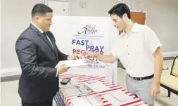  ?? Josej.perez@gfrmedia.com ?? El joven Gianmark Robles, de la organizaci­ón “Heal America”, inscribe como elector a Carlos de Jesús, natural de Trujillo Alto y quien vive en Tampa.