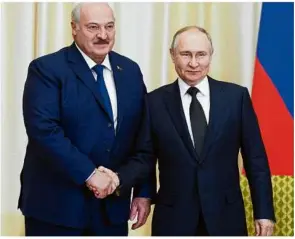 ?? Foto: V. Astapkovic­h/ Sputnik/afp ?? Belarus’ Präsident Alexander Lukashenko (l.) und der Kremlchef: Wladimir Putin will das Nachbarlan­d wohl deutlich mehr an Russland binden. Darauf weist ein Papier hin.