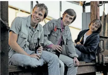  ?? FOTO: WOOD WATER FILMS ?? Kleine Fluchten im DDR-Alltag (v.l.): Andreas (Willi Geitmann), Jens (Jannis Veihelmann) und Hanna (Lena Urzendowsk­y).