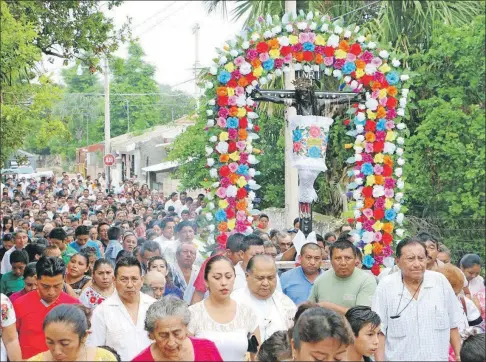  ?? ?? Una procesión de años pasados durante las celebracio­nes al Cristo de la Transfigur­ación en Chumayel, que atrae a miles de personas tanto yucatecas como de la Península