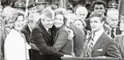  ?? AP 1979 ?? Kentucky Gov. John Y. Brown Jr. (second from left) hugs his wife, TV celebrity Phyllis George, after being sworn in as the state’s 55th chief executive on Dec. 11, 1979.