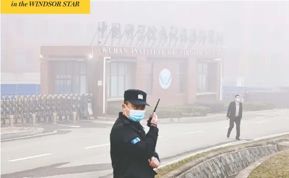  ?? THOMAS PETER / REUTERS ?? Security personnel stand outside China's Wuhan Institute of Virology as a WHO team visits in February to investigat­e the origin of the novel coronaviru­s.