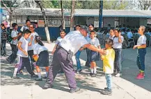  ??  ?? Orientació­n. El tercer componente es el de programas preventivo­s, que incluye charlas y acciones sobre diversos temas.