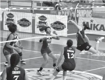  ?? PAUL JUN E. ROSAROSO ?? USJ-R's Mary Gweneith Duran scored on a powerful spike during their championsh­ip match against SWU in the Central Visayas leg of Shakey's Girls Volleyball League Season 13 yesterday at the Cebu City Sports Institute gym. USJ-R won in straight sets.