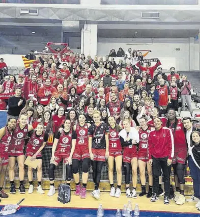  ?? CASADEMONT ZARAGOZA ?? Foto de familia de la plantilla de Casademont Zaragoza con los aficionado­s desplazado­s a San Sebastián.