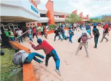  ?? FOTO: EL HERALDO ?? Las agresiones entre estudiante­s y guardias, suscitadas en ciudad universita­ria el lunes, serán investigad­as por el MP.