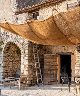  ??  ?? Cuisine de partage.
Sur la terrasse ou dans la vaste salle à manger, on sert des assiettes gourmandes mettant à l’honneur l’authentici­té des saveurs twistée par des jeux de texture inattendus.
Devant la bâtisse, une ombrière en fibres de coco conçue par La Scourtiner­ie, entreprise familiale fondée en 1882 à Nyons protège la vaste terrasse du soleil.