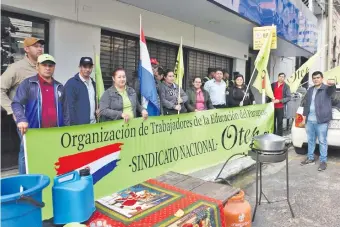  ?? ?? Manifestac­ión de la OTEP-SN frente a las oficinas del MEC. Piden una ley de protección al docente.