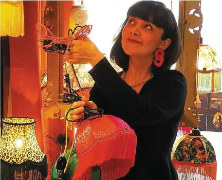  ?? | PHOTO : AURÉLIE COUSIN ?? L’artisane propose plusieurs touches de couleurs à installer à sa guise dans son domicile.