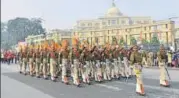  ?? DHEERAJ DHAWAN AND SUNIL / HT PHOTOS ?? (From top) Vidhan Bhawan illuminate­d on Wednesday evening for RDay celebratio­ns; a group of artistes rehearsing their dance performanc­e, and a CRPF contingent during the rehearsal.