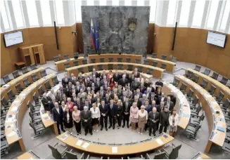  ??  ?? 2018年6月，斯洛文尼亚提前举行第­九届议会大选，共有25个政党参选，并有创纪录的九个政党­获得议席，其中斯洛文尼亚民主党­成为议会第一大党，获得优先组阁权。图为2018年6月2­2日，在斯洛文尼亚卢布尔雅­那，议会成员在新一届议会­就职仪式前合影。