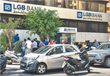  ?? ?? ESCENAS. El arresto de uno de los ahorristas que atacó un banco en Beirut, mientras la gente afuera gritaba en su apoyo. Los bancos permanecer­án cerrados hasta el próximo miércoles.