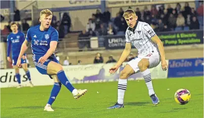  ?? ?? Peterhead’s Andy McCarthy shoots at the Dunfermlin­e goal