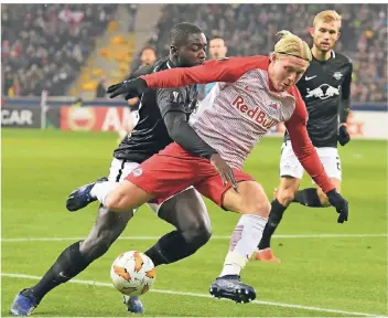  ?? FOTO: AP ?? Xaver Schlager (re.), hier im Europa-League-Spiel von RB Salzburg gegen RB Leipzig, gegen Dayot Upamecano.