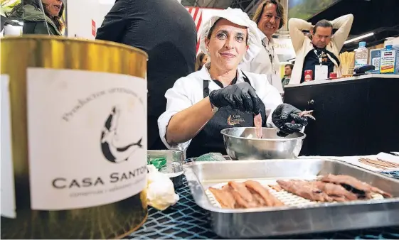  ?? JESÚS G. FERIA ?? Yolanda Alamín mientras soba unas anchoas en el Salón Gourmets