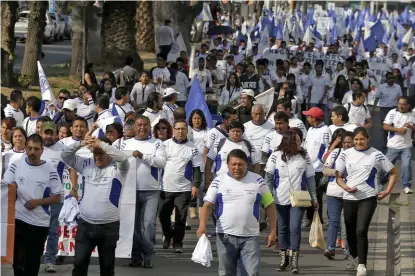  ?? AGENCIA ENFOQUE ?? La marcha obrera partió de la avenida Juárez y 25 Sur rumbo al zócalo de la capital poblana, con contingent­es del sindicato de VW, Telmex, Monte de Piedad, Hospital para el Niño Poblano, Seglo y otros gremios.