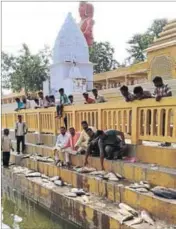  ?? HT PHOTO ?? Workers after retrieving the dead fish from the pond of Ram Tirath Temple in Amritsar on Tuesday.