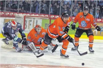  ?? ARCHIVFOTO: DIETER REINHARDT ?? Die Grizzlys Wolfsburg sind im Kampf um die Play-Offs den Schwenning­er Wild Wings (Simon Danner/links) einen Schritt voraus. Am heutigen Freitag will der SERC die Serie ausgleiche­n.