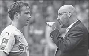  ??  ?? Trainer Peter Bosz (r) zal de 25-jarige middenveld­er Mario Götze voor zes weken moeten missen. (Foto:VI)