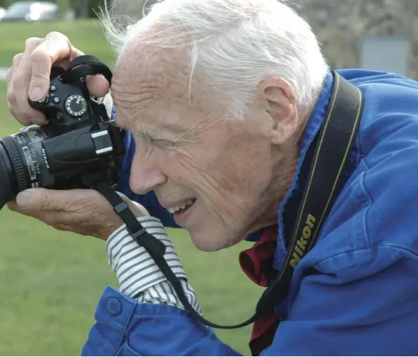  ??  ?? La icónica chaqueta azul del fotógrafo Bill Cunningham es un referente para todos los amantes de la moda y, sobre todo, para los amantes del mundo de la fotografía de street style. En página opuesta, de arriba hacia abajo: Diana Vreeland, Liza Minnelli y Pat Cleveland.