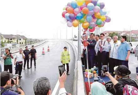 ?? PIC BY MUHAMMAD MIKAIL ONG ?? Works Minister Baru Bian (fifth from right) at the launch of a flyover project in Batu Maung, Penang, yesterday.