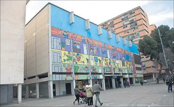  ?? KIM MANRESA ?? Un dibujo hecho realidad. Los jóvenes del barrio decoraron hace años la fachada con un mural para pedir una nueva vida para el cine