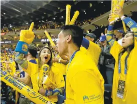  ?? RAY CHAVEZ/STAFF ?? Patricia Narciso, left, and her brother Kenneth Narciso, of Union City, celebrate a thirdquart­er basket during the first game of the third straight Finals showdown with the Cavs.