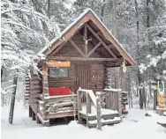  ?? CHELSEY LEWIS/MILWAUKEE JOURNAL SENTINEL ?? Snow surrounds the Viking Cabin outside Marquette in Michigan’s Upper Peninsula. The small cabin has electricit­y, a kitchenett­e and sleeps two in a loft bedroom.