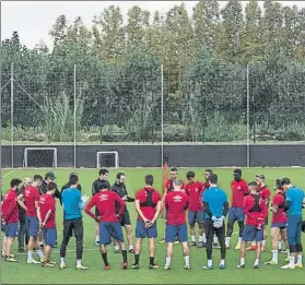  ?? FOTO: PERE PUNTÍ ?? Pablo Machín habla con sus jugadores antes de comenzar el entrenamie­nto