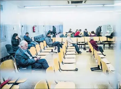  ?? XAVIER CERVERA ?? Pacientes esperando en el CAP de Manso durante la huelga de médicos del pasado noviembre