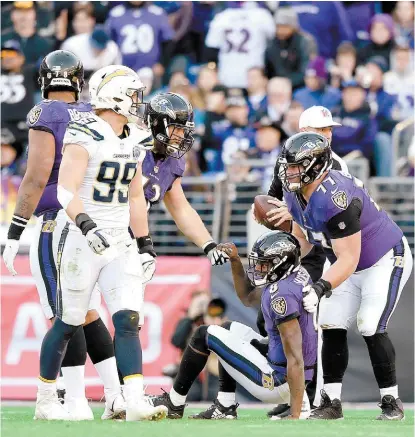  ?? AP ?? Lamar Jackson, el QB con más yardas por tierra con 695, fue limitado por los Cargadores.